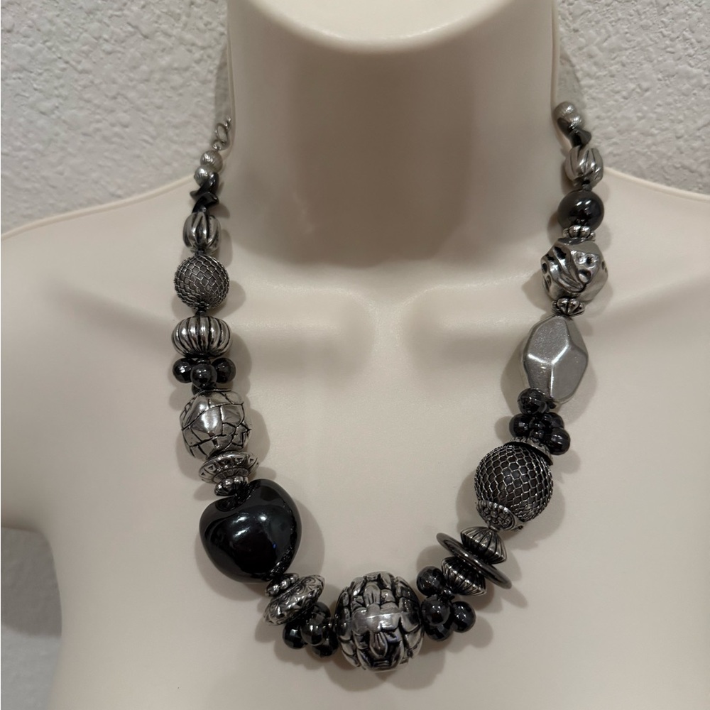 EUC Premier Designs “Eclectic” necklace in silver, grey, blackish tones